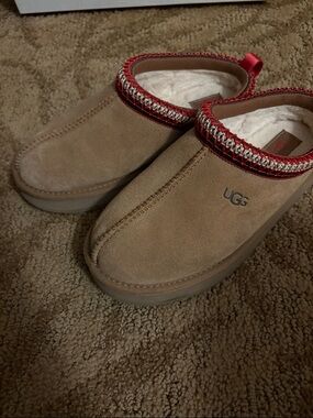 UGG Tazz Slipper Tan Suede Slip-On Clog with Red Accent Trim - size 4Y, 5.5W